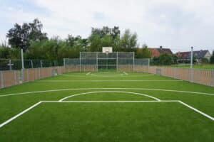 Op het multifunctioneel sportterrein kun je onder andere voetballen en basketten.